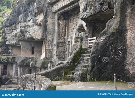 De Ajanta-grotten: Een Oase van Boeddhistische Kunst en Architectuur in het Vroege India